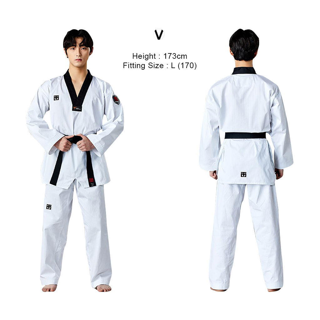 dobok básico de Taekwondo con cuello negro S.5 de Mooto, puesto vista frental y trasera