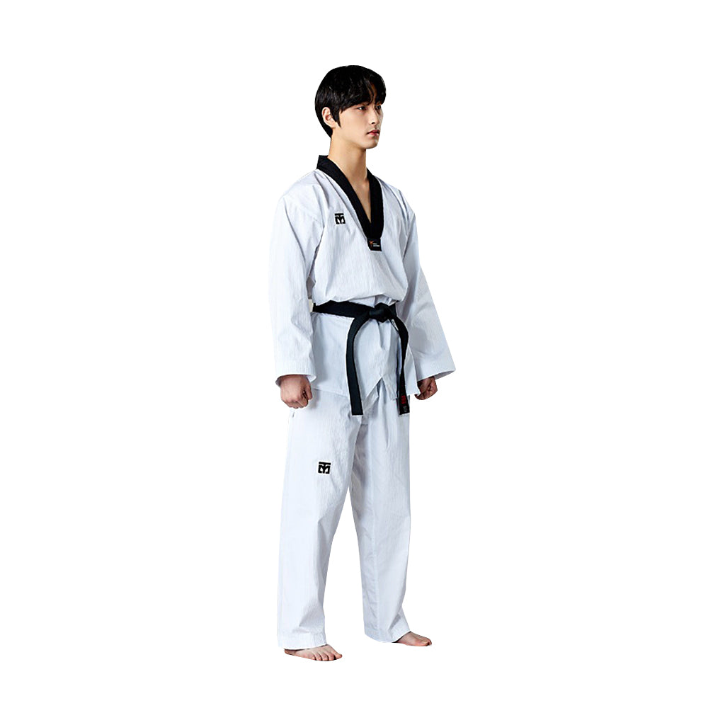 dobok básico de Taekwondo con cuello negro S.5 de Mooto, vista tres cuartos