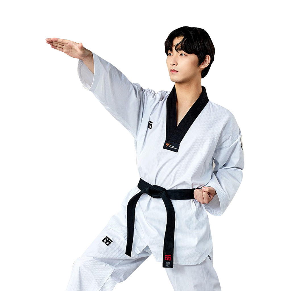 dobok básico de Taekwondo con cuello negro S.5 de Mooto, puesto