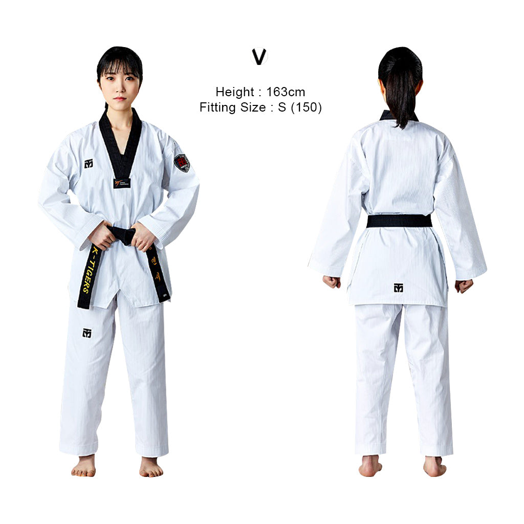 dobok básico de Taekwondo con cuello negro S.5 de Mooto, puesto modelo mujer