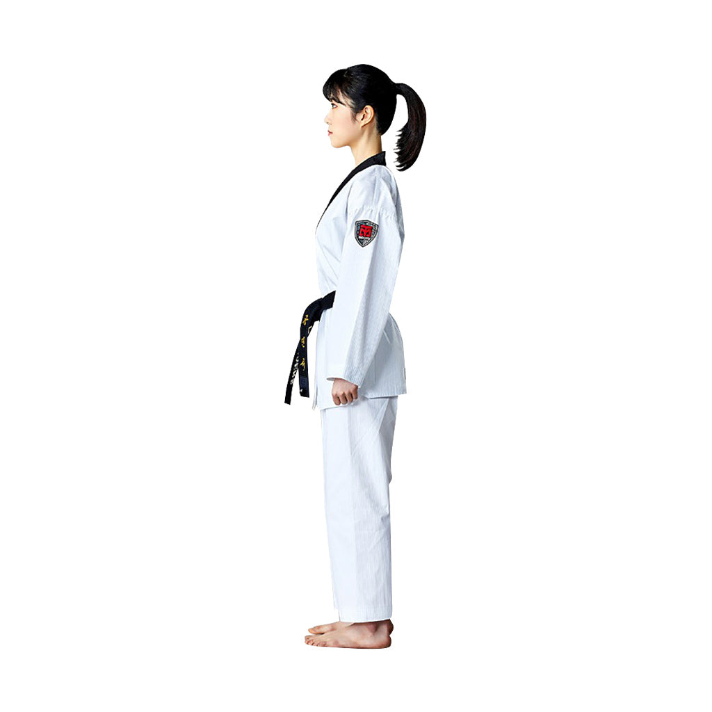 dobok básico de Taekwondo con cuello negro S.5 de Mooto, puesto perfil
