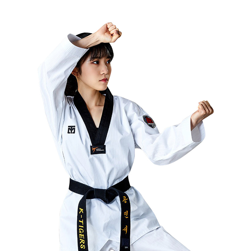 dobok básico de Taekwondo con cuello negro S.5 de Mooto, puesto mujer