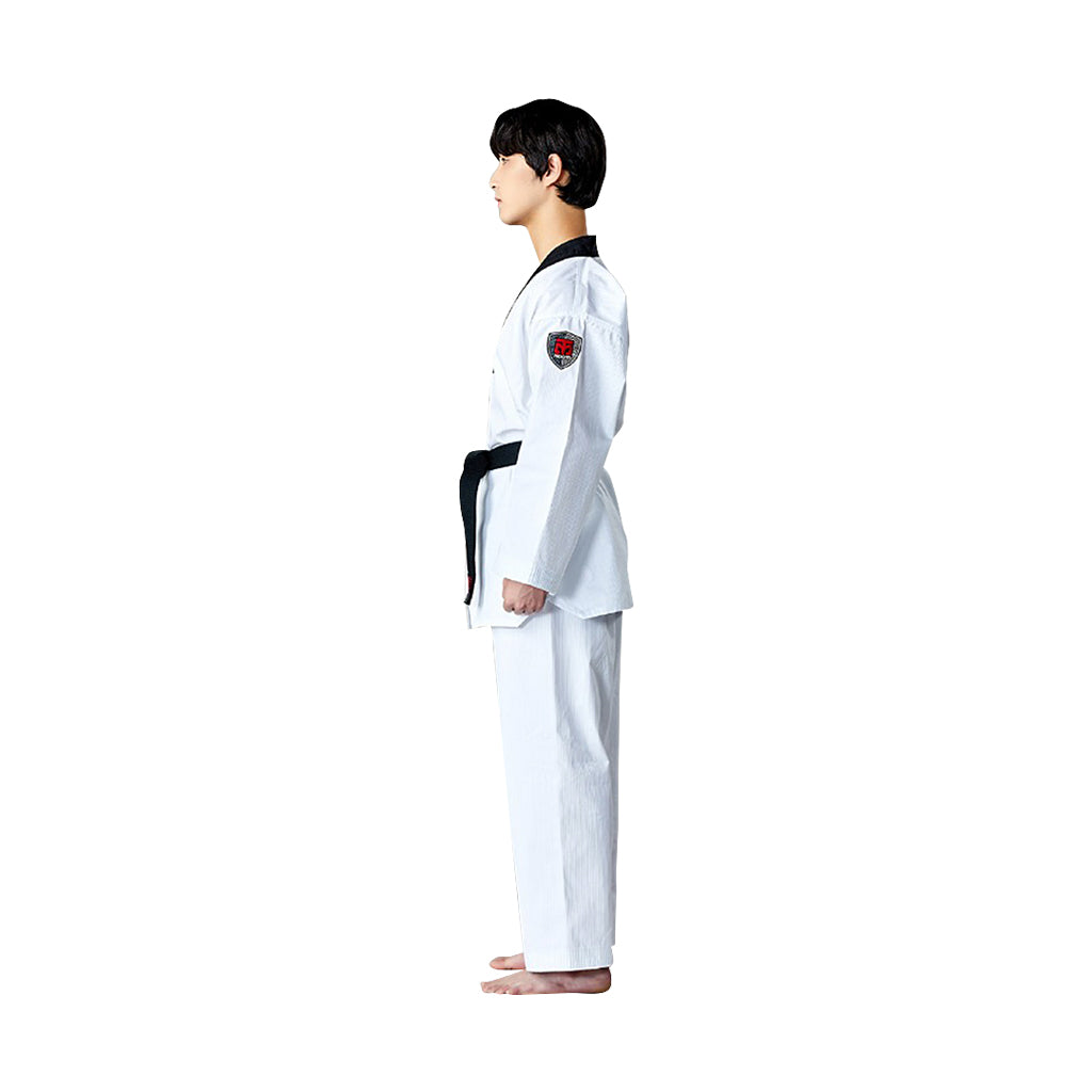 dobok básico de Taekwondo con cuello negro S.5 de Mooto, puesto vista perfil