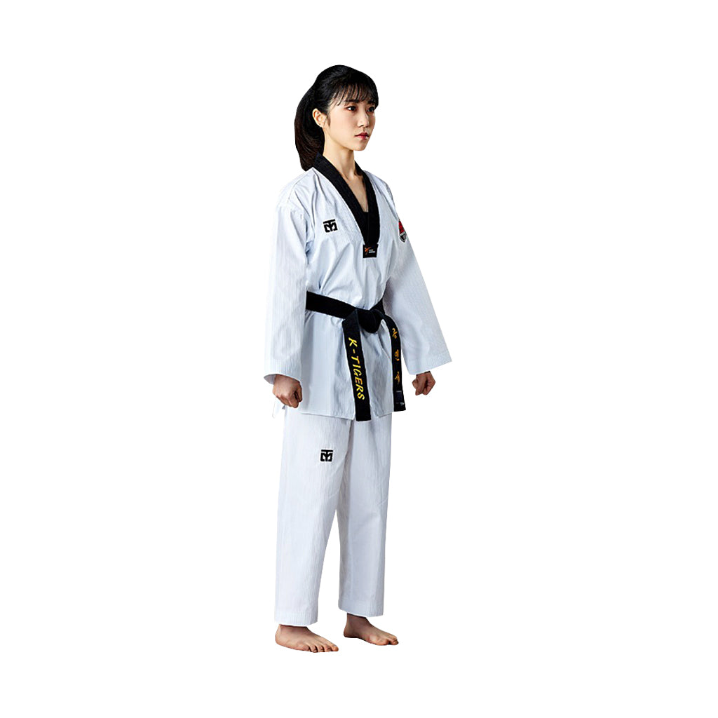dobok básico de Taekwondo con cuello negro S.5 de Mooto, puesto por modelo mujer