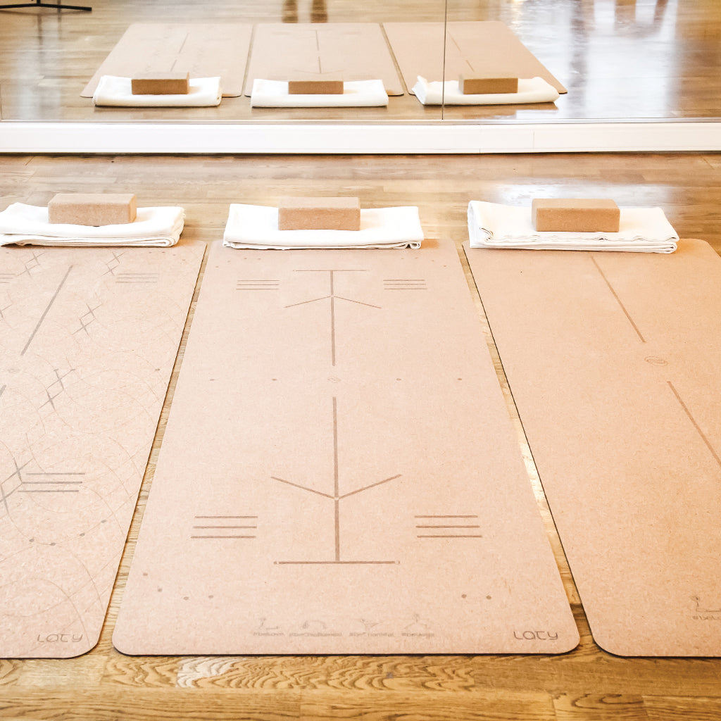 El tapete de yoga Bhumi esta hecho de corcho y caucho natural. Sus dimensiones son ideales para la practica de yoga.