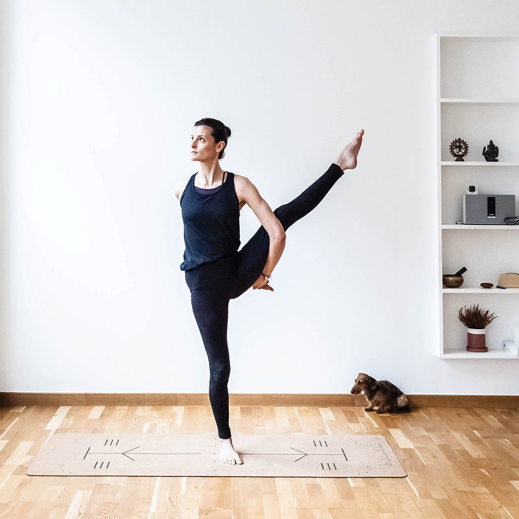 El tapete de yoga Bhumi GEO, las líneas geométricas visualmente atractivas te ayudarán a mejorar tu alineación y tu consistencia en las asanas.