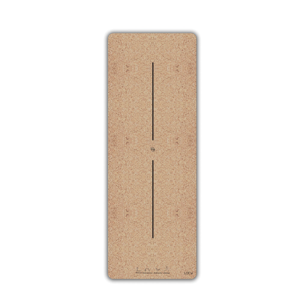 El tapete de yoga Bhumi MINIMAL es el más puro de los tres diseños, una simple línea en el centro lo guiará muy sutilmente para encontrar su alineación.