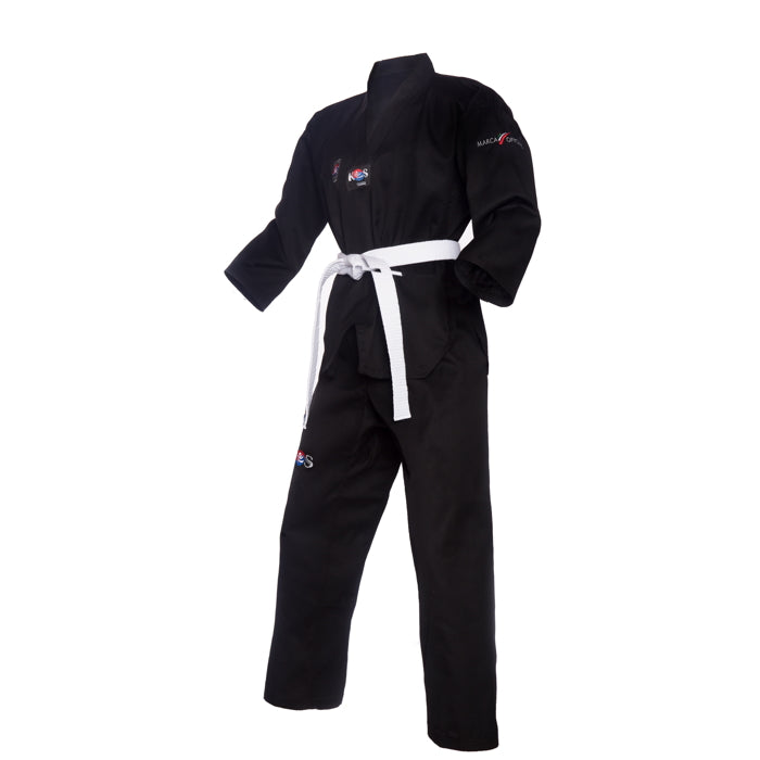 Dobok negro de Taekwondo KOS para entrenamiento y competencia, vista lateral izquierda.