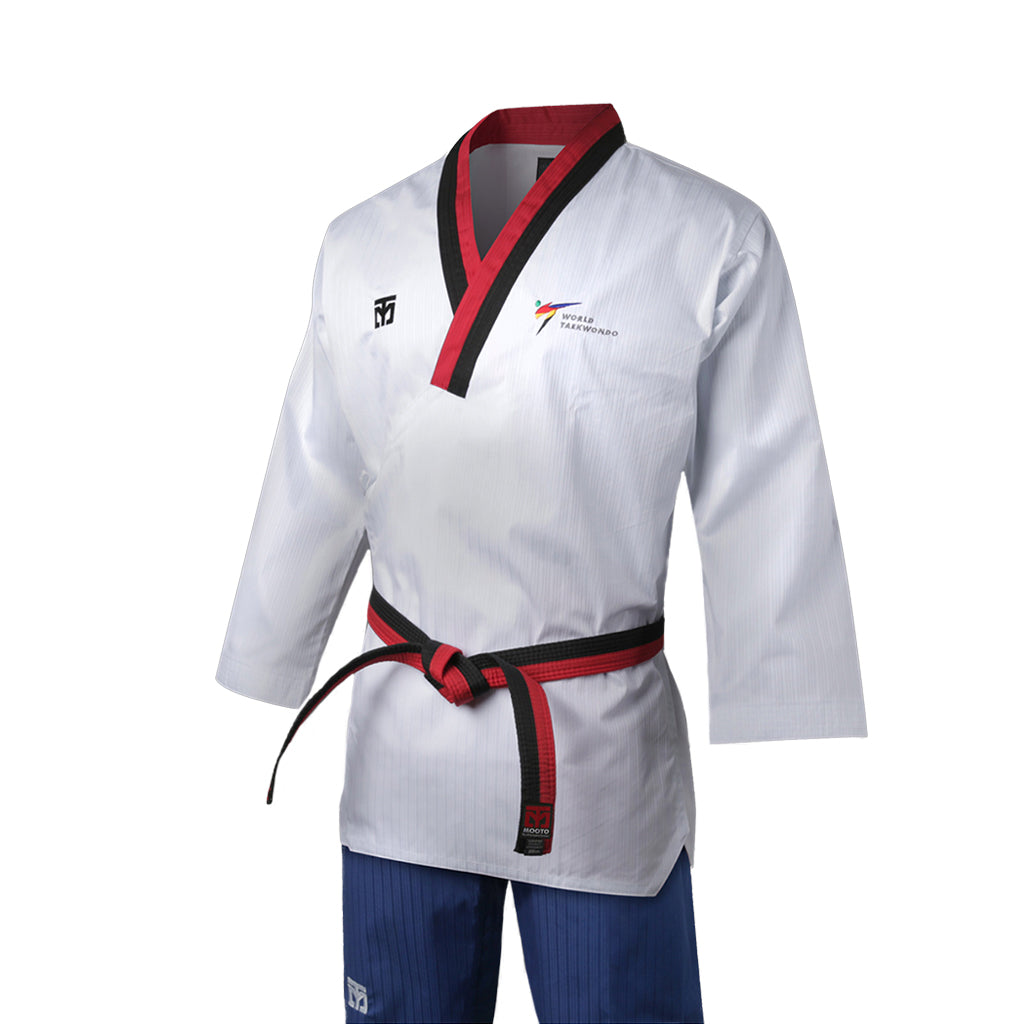 Dobok Poomsae Poom Hombre Mooto, vista lateral
