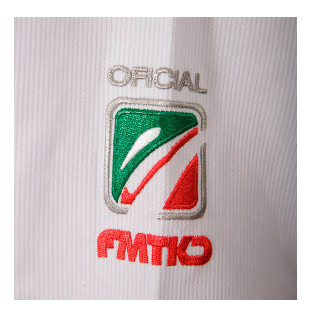 Dobok de Taekwondo con cuello poom, detalle logo oficial FMTKD