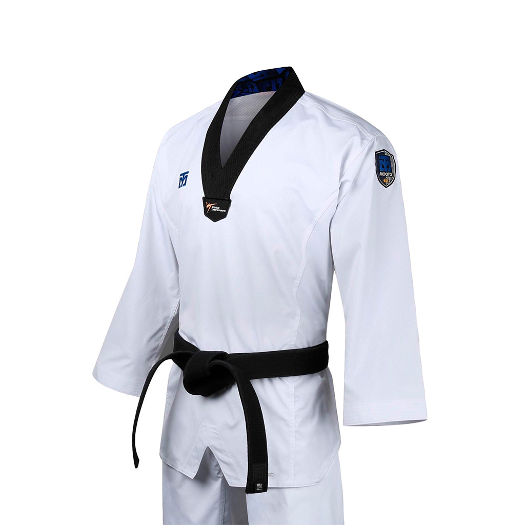 El dobok Extera S.6 de Mooto es blanco con cuello negro y es un uniforme avalado por la World Taekwondo Federation (WT). vista lateral