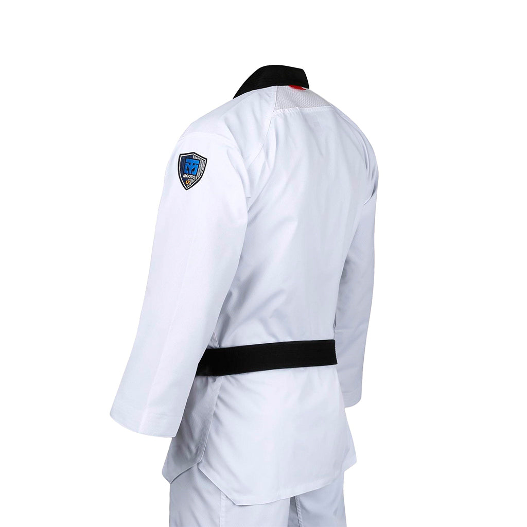 El dobok Extera S.6 de Mooto es blanco con cuello negro y es un uniforme avalado por la World Taekwondo Federation (WT). vista trasera