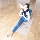 El tapete de yoga Bhumi GEO, las líneas geométricas visualmente atractivas te ayudarán a mejorar tu alineación y tu consistencia en las asanas.