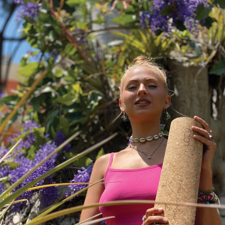 El tapete de yoga Bhumi Gold Minimal tiene el más puro de los diseños, una simple línea en el centro te guiará muy sutilmente para encontrar tu alineación. ¡El nuevo fondo dorado aportará más luminosidad y resplandor a tu práctica!