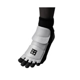 Las empeineras Extera de Mooto tienen un diseño de dedos separados para dar flexibilidad al pie. Vista puesta perfil.