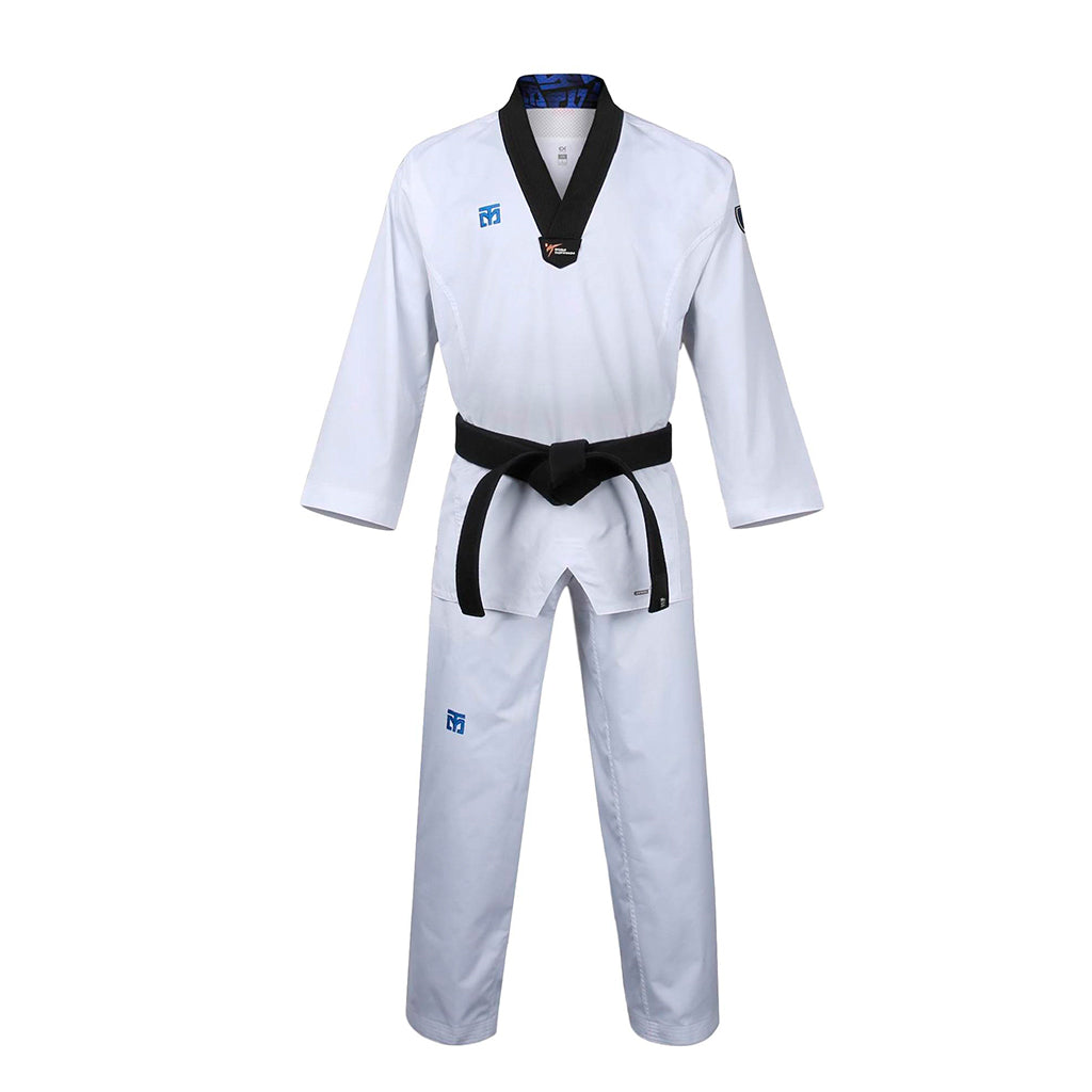 El dobok Extera S.6 de Mooto es blanco con cuello negro y es un uniforme avalado por la World Taekwondo Federation (WT). vista frontal