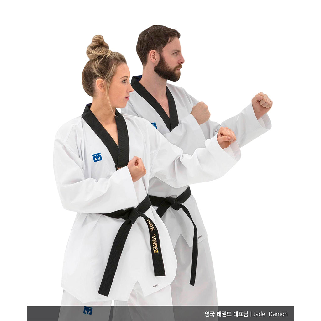 El dobok Extera S.6 de Mooto es blanco con cuello negro y es un uniforme avalado por la World Taekwondo Federation (WT). puesto 
