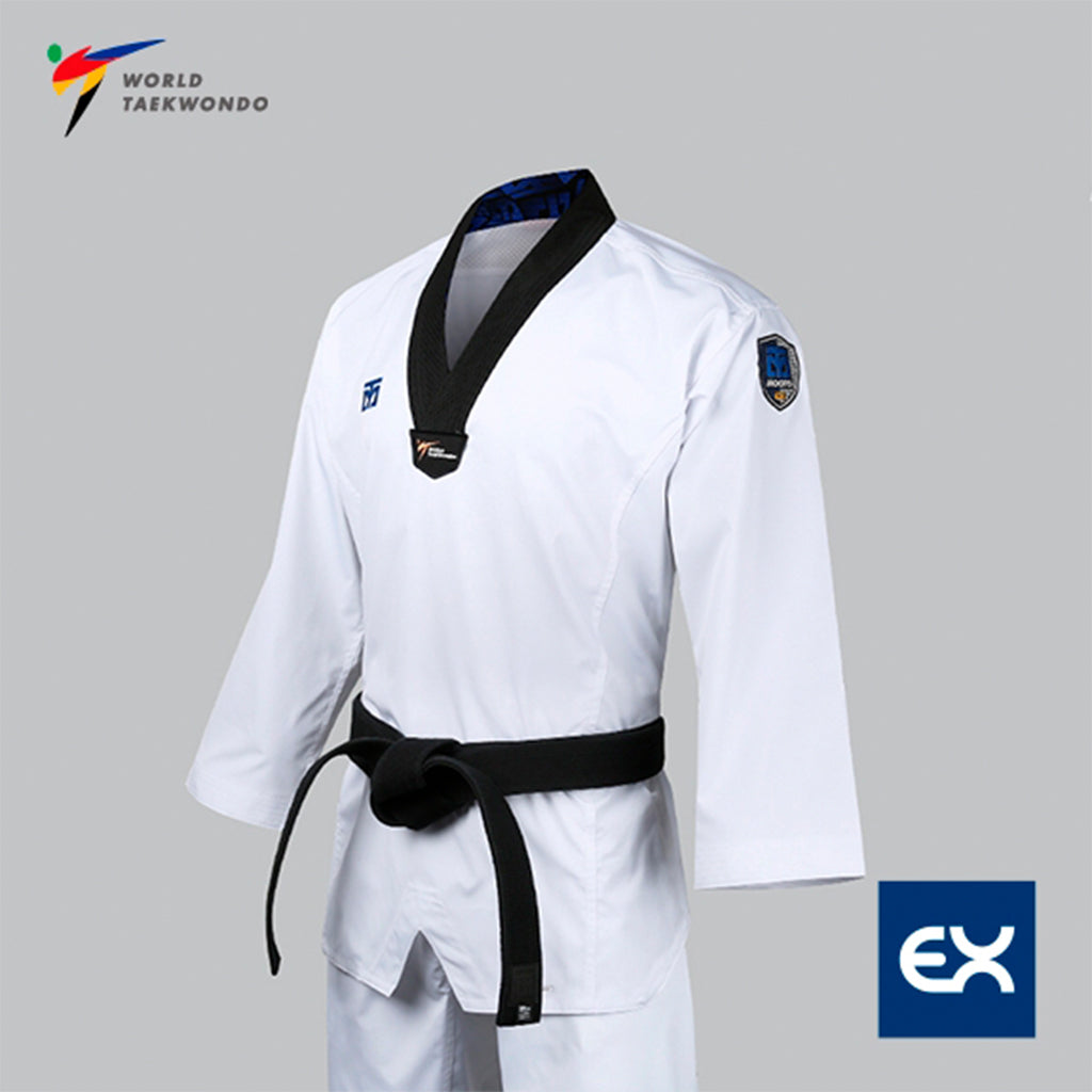 El dobok Extera S.6 de Mooto es blanco con cuello negro y es un uniforme avalado por la World Taekwondo Federation (WT),  vista